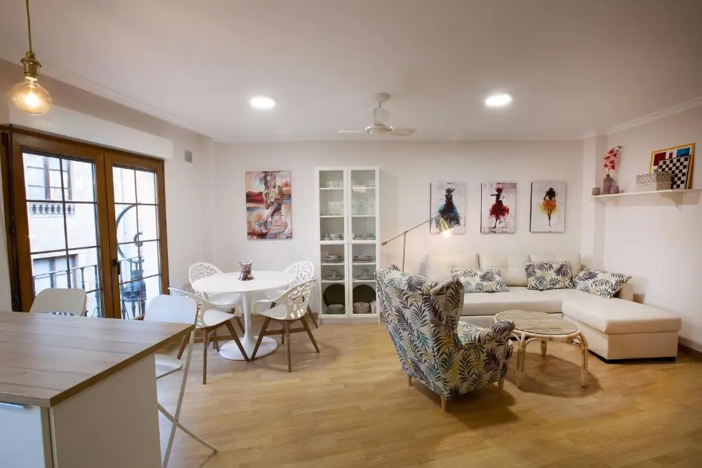 Salón y cocina del Apartamento Caprichos Aranda en Aranda de Duero