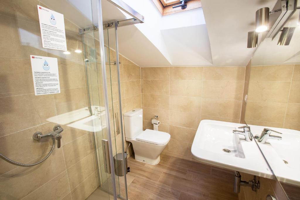 Baño moderno del apartamento en Aranda de Duero