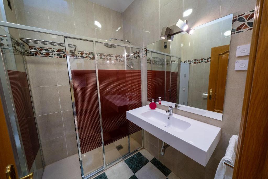 Baño moderno en Ático Caprichos Aranda